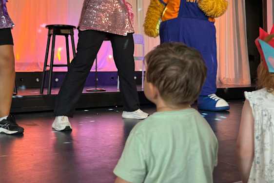 Bernie-maskotti ja showartisti tanssivat Sunwing-hotellin Minidiscossa