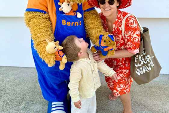 Lomaposeeraus yhdessä Bernie-maskotin kanssa
