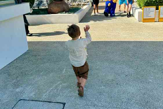 Lapsi vilkuttaa Lollolle & Bernielle