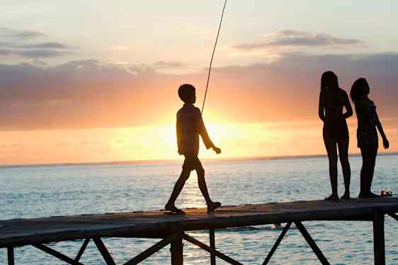 Barn på en brygga på Mauritius