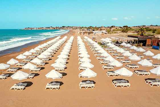 Aurinkotuolien rivistö Barut Goia -hotellin rannalla