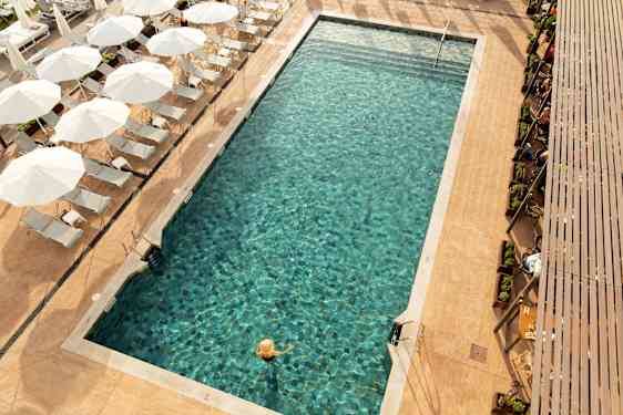 Nainen uima-altaassa