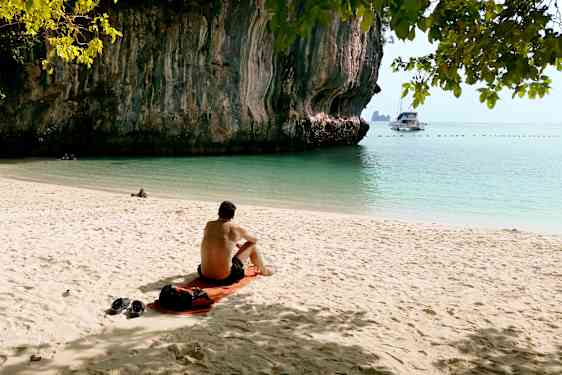 Man på strand i Thailand