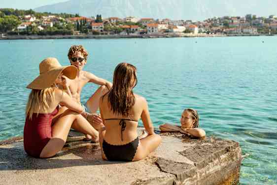 Kaveriporukka uimassa