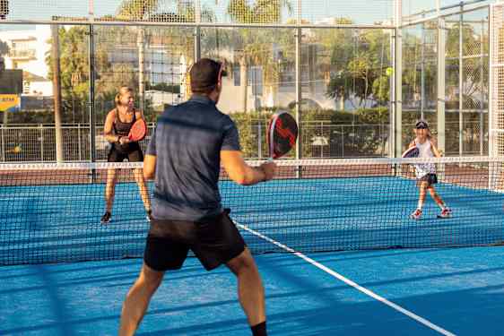 Perhe pelaamassa padelia