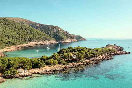 Vihreitä rinteitä rannan yläpuolella Mallorcalla