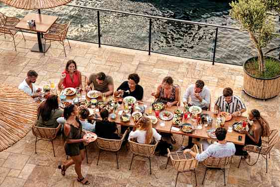 Iso ryhmä ruokailemassa