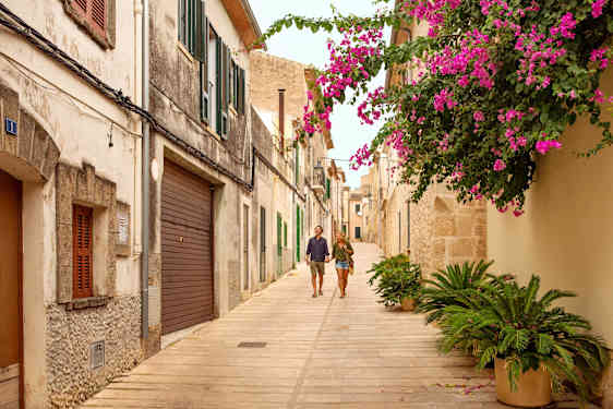 pari kävelemässä kapealla kujalla