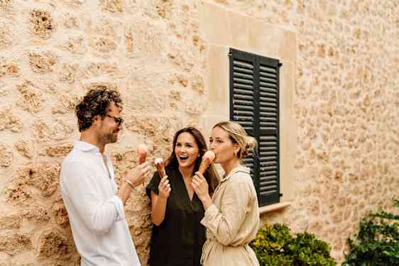 kolme henkilöä syö jäätelöä