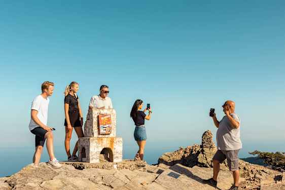 Seurue ottaa valokuvia näköalapaikalla.