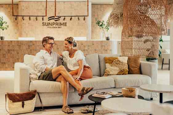 pari istuu sohvalla Sunprime Pollensa Bay -hotellissa