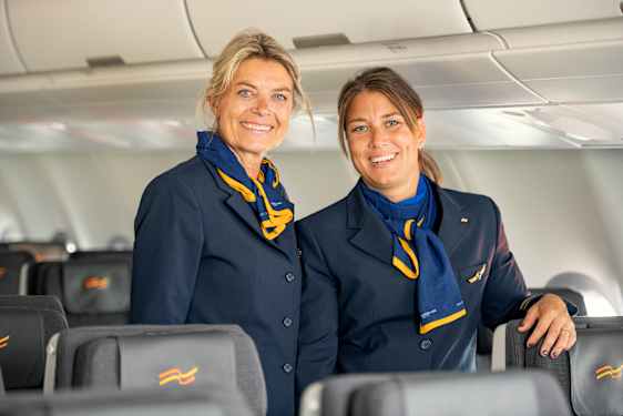 Sunclass Airlinesin henkilökuntaa koneessa