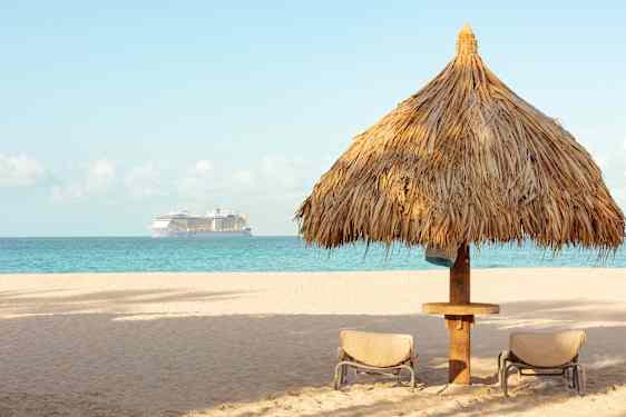 ranta, risteilyalus näkyy taustalla