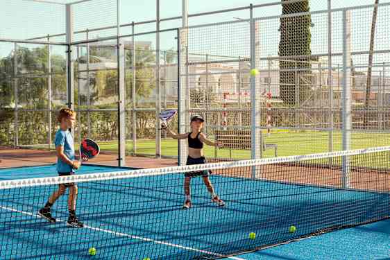 Lapset pelaamassa padelia