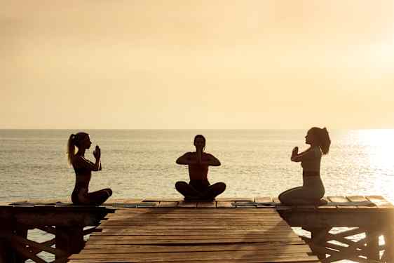 Joogaharjoitus laiturilla