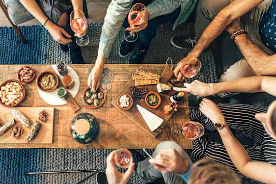 Henkilöitä nauttimassa tapaksia