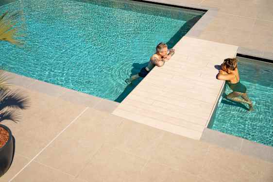 Mies ja nainen uima-altaassa