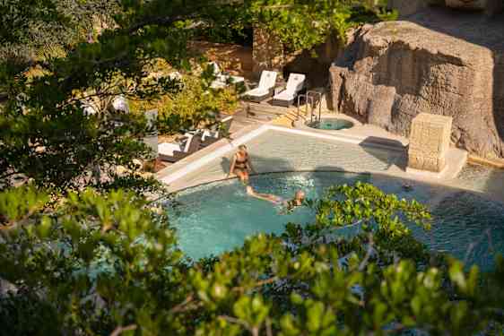 Par chillar vid pool