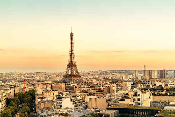 Eiffel-torni Pariisissa auringon laskiessa