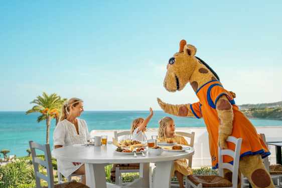 Lollo tervehtimässä aamiaisella