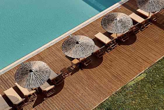 Uima-allas ja aurinkovarjoja