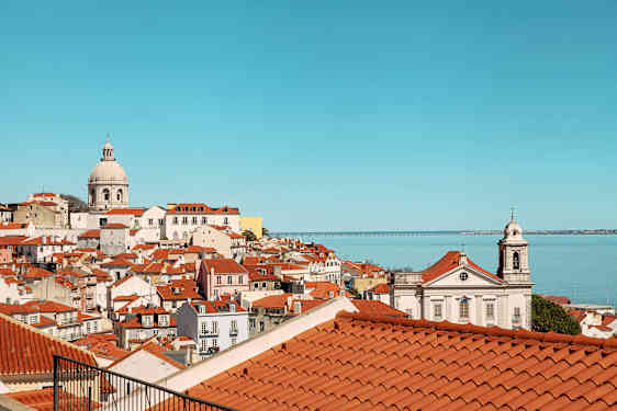 Lissabonin kaunista arkkitehtuuria yli punaisten kattojen