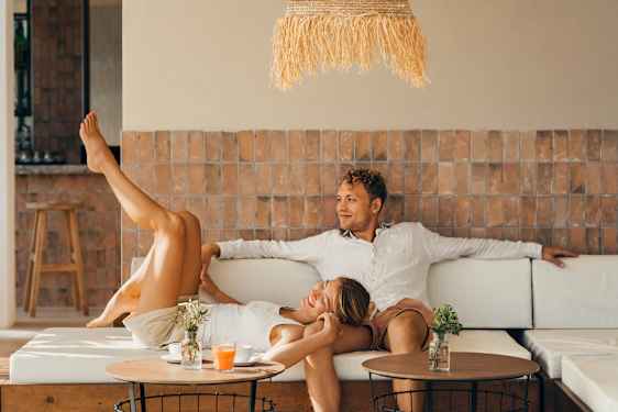 Pariskunta vaalealla sohvalla, Sunprime Pollensa Bay