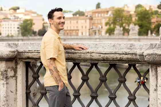 Mies sillalla Roomassa