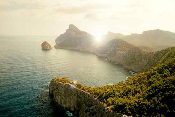 Vihreät rinteet ja maisema merelle