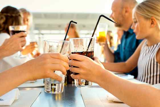 Perhe skoolaa juomalasien kanssa