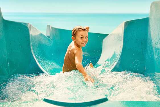 Lapsi vesiliukumäessä