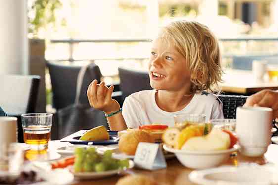 Lapsi hotellin aamupalalla