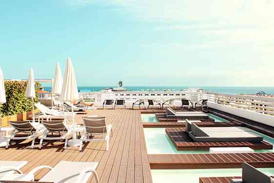 Kattoterassi ja aurinkotuoleja Sunprime Coral Suites -hotellissa Teneriffalla