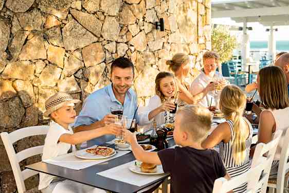 Perhe Family Garden -hotellin ravintolassa