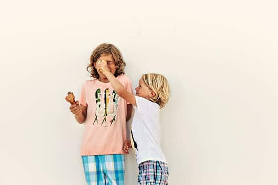 Lapset syövät jäätelöä