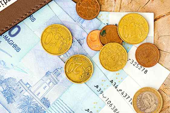 käteistä rahaa pöydällä