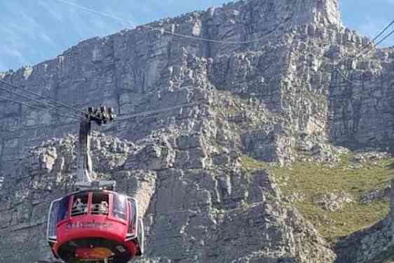 Köysiratahissi n pyörivä kori nousemassa ylös Pöytävuorelle.