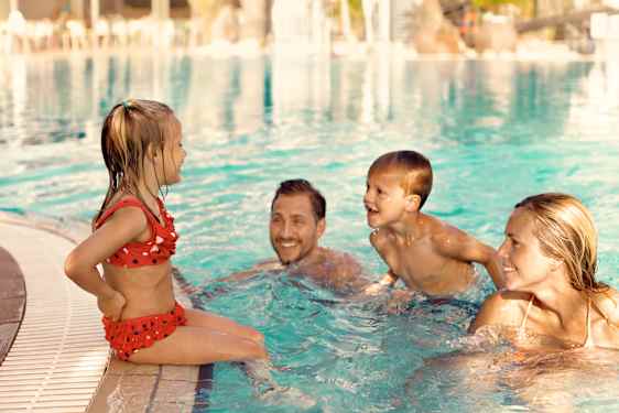 Pakettimatkat. perhe uimassa