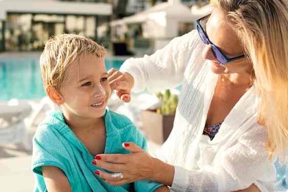 Äiti ja tytär rannalla