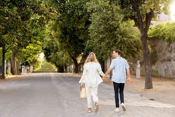 Pariskunta kävelyllä keväisessä Roomassa.