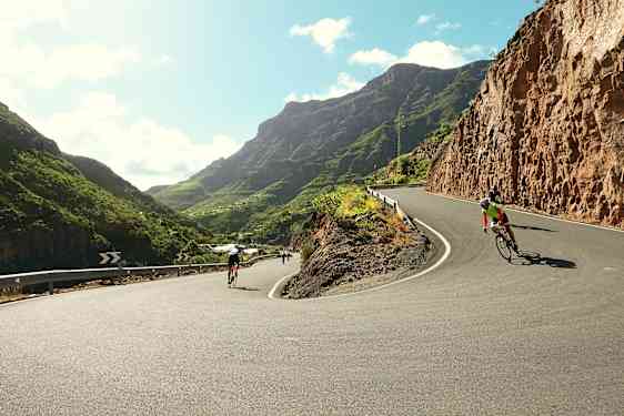 Pyöräilijöitä maantiellä