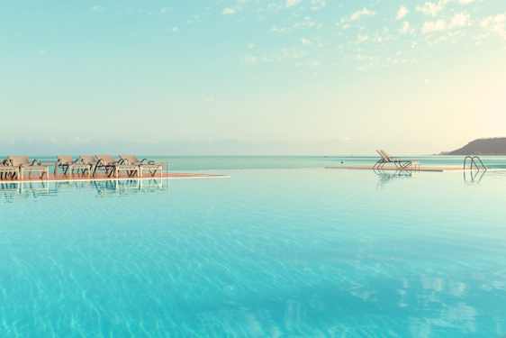 Aurinkotuolit Sunprime Miramare Beach -hotellin uima-altaalla