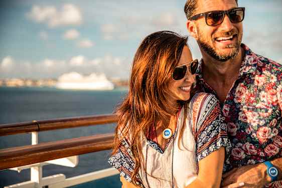 Pari risteilyaluksen kannella