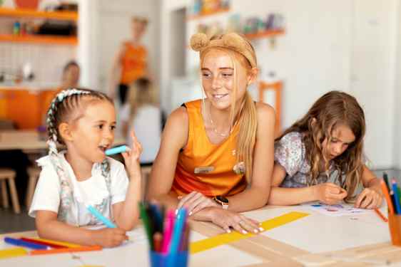 Henkilökunta piirtämässä lasten kanssa