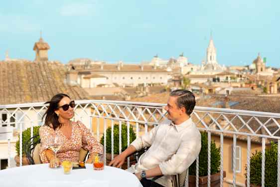 Pari istumassaparvekkeella Roomassa