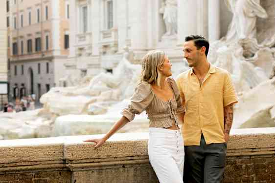 Pariskunta pakettimatkalla Roomassa