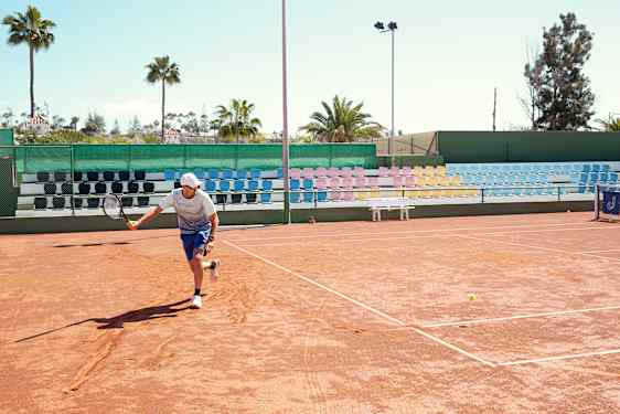 Tennismatkat Tjäreborgilta - tennispelaaja lyö palloa