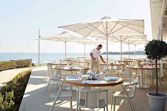 Pöytien kattausta Ocean Beach Club Kreetalla