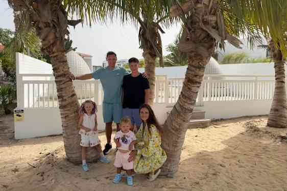 Familjen Hykkerud bland palmer på Kap Verde