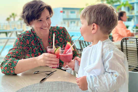 Lottie Knutson nautti meloni juomaa lapsenlapsensa kanssa.